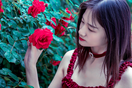 高温“烤”验下的工作者：打捞水草保灌解“渴”